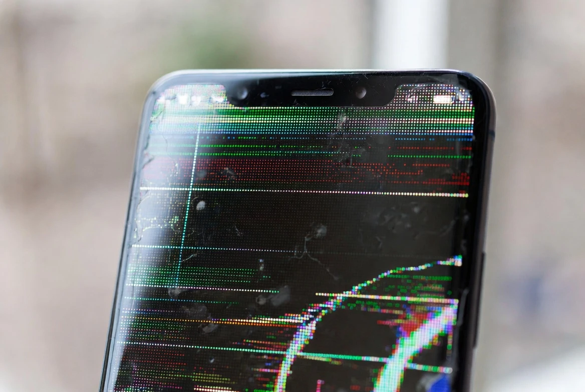 Белый экран или полосы на дисплее: диагностика шлейфа и матрицы 4