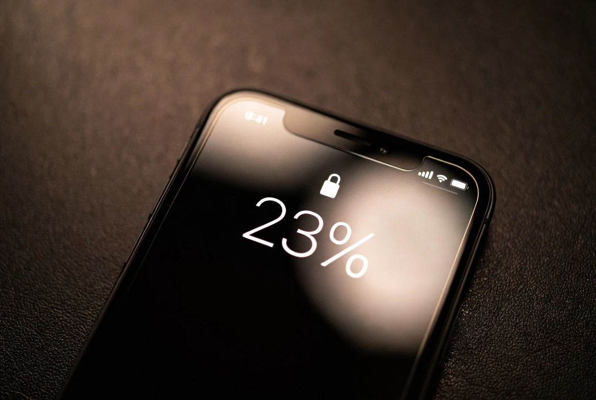 Замена аккумулятора iPhone: стоит ли переносить оригинальный контроллер 1